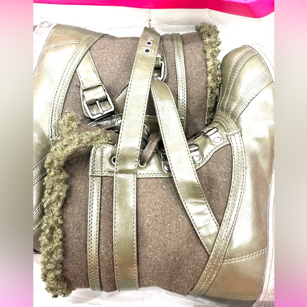 SHOEDAZZLE: “Axelle, Olive Flat Boots, Duck Style Boots sz. 8